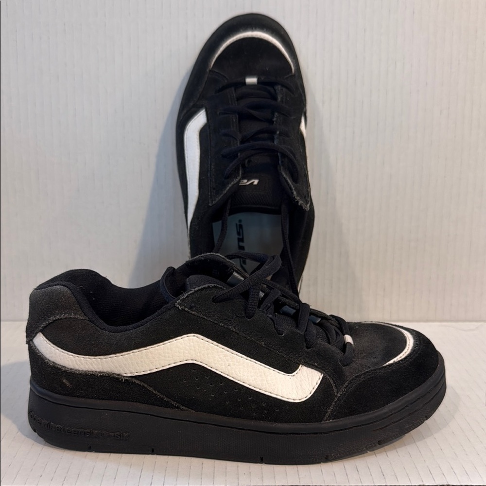 VINTAGE VANS MANNAZ BLACK SNEAKERS (sz 7)